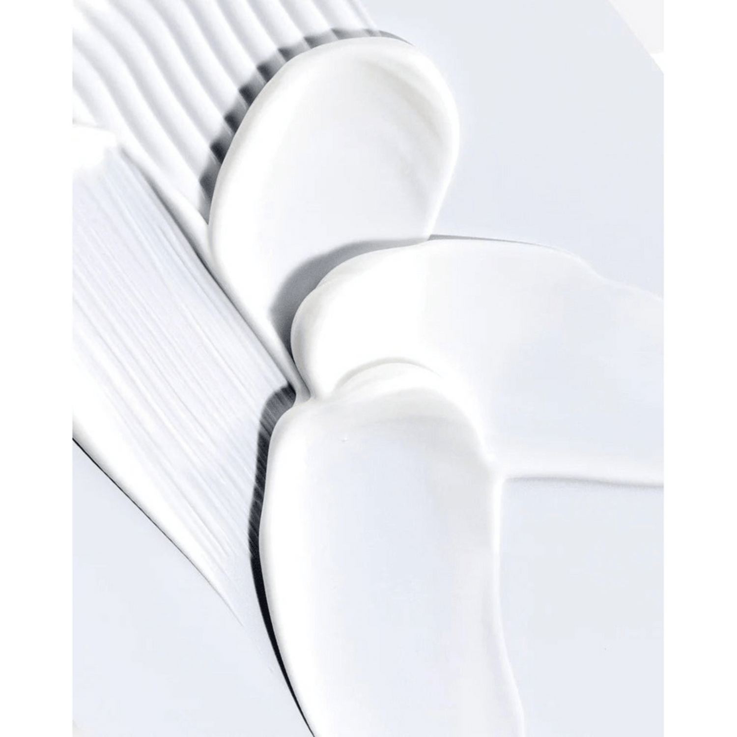 Anua Heartleaf 70% Daily Lotion 200ml wird in überlappenden Strichen auf eine flache, helle Oberfläche aufgetragen und enthüllt ihre cremige Textur und ihr glänzendes Finish.