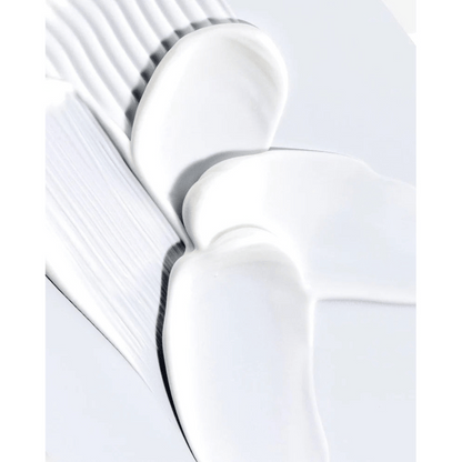 Anua Heartleaf 70% Daily Lotion 200ml wird in überlappenden Strichen auf eine flache, helle Oberfläche aufgetragen und enthüllt ihre cremige Textur und ihr glänzendes Finish.