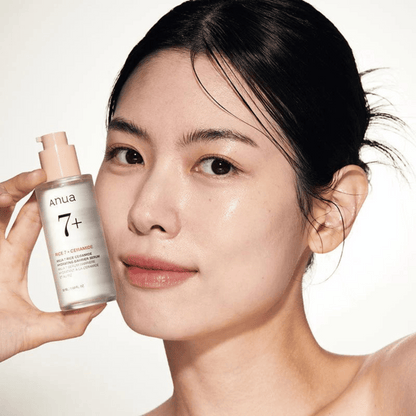 Modell mit natürlichem Glow zeigt das Anua 7+ Ceramide Serum – Feuchtigkeitspflege aus der koreanischen Hautpflege