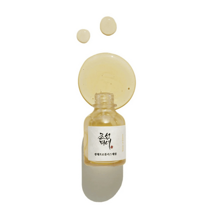 Beauty of Joseon Glow Serum Propolis + Niacinamide 30ml mit goldgelber Textur auf weißem Hintergrund.