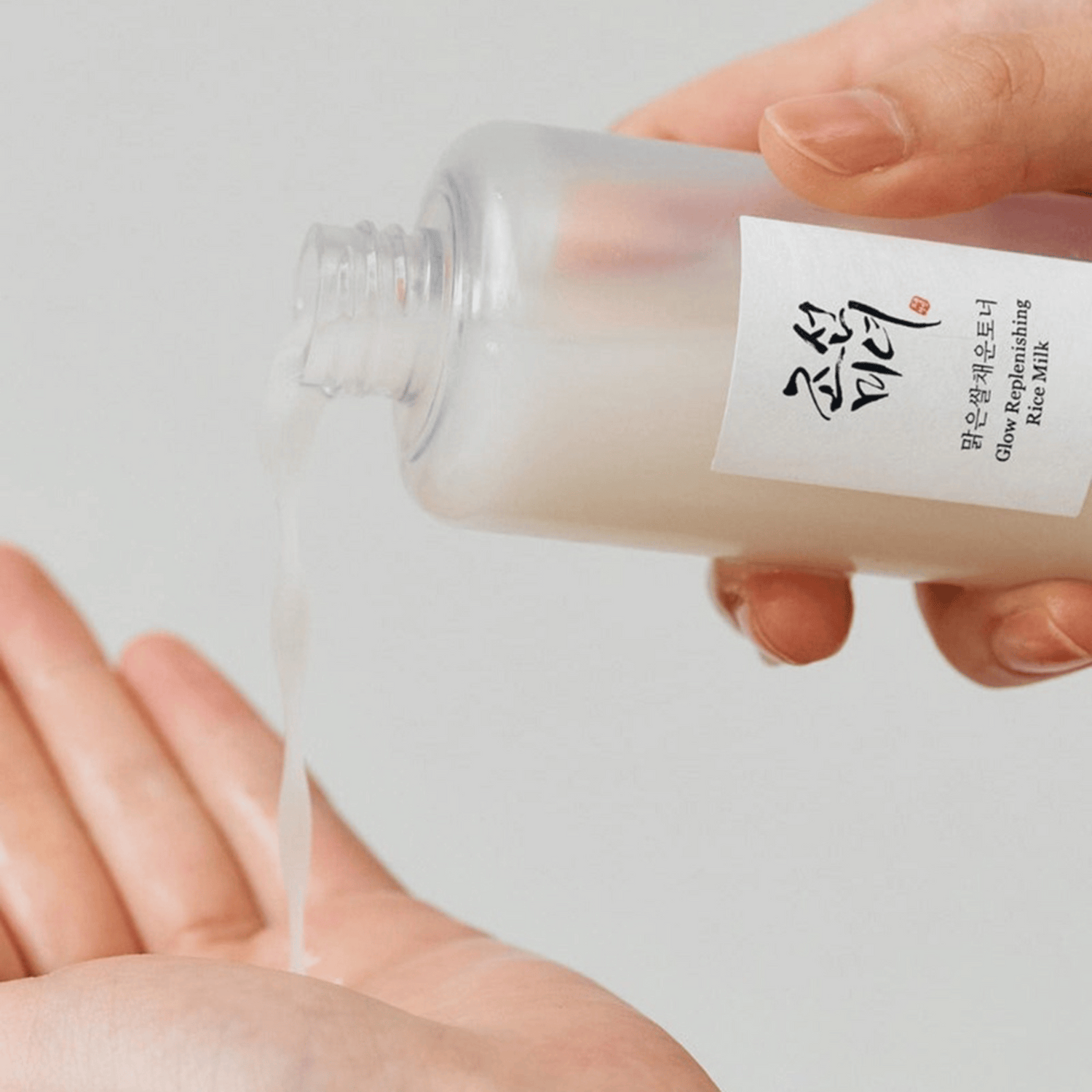 Beauty of Joseon Glow Replenishing Rice Milk wird in die Handfläche gegossen – milchige Textur für ein strahlendes Hautbild