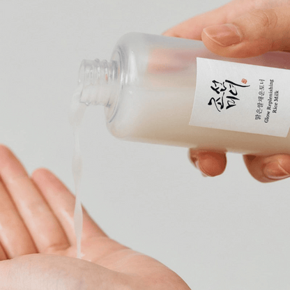 Beauty of Joseon Glow Replenishing Rice Milk wird in die Handfläche gegossen – milchige Textur für ein strahlendes Hautbild