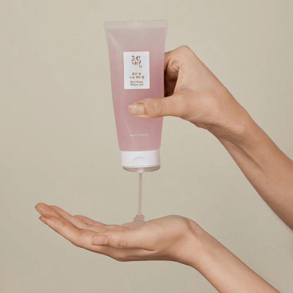 Red Bean Water Gel von Beauty of Joseon wird aus Tube auf die Handfläche gedrückt – feuchtigkeitsspendendes Gesichtsgel
