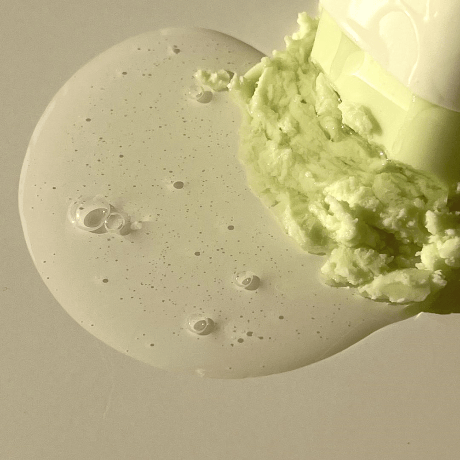 Beauty of Joseon Matte Sun Stick Mugwort &amp; Camelia mit cremig-grüner Textur auf hellem Hintergrund