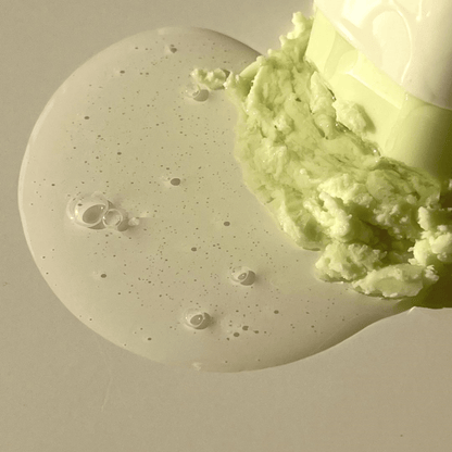 Beauty of Joseon Matte Sun Stick Mugwort &amp; Camelia mit cremig-grüner Textur auf hellem Hintergrund